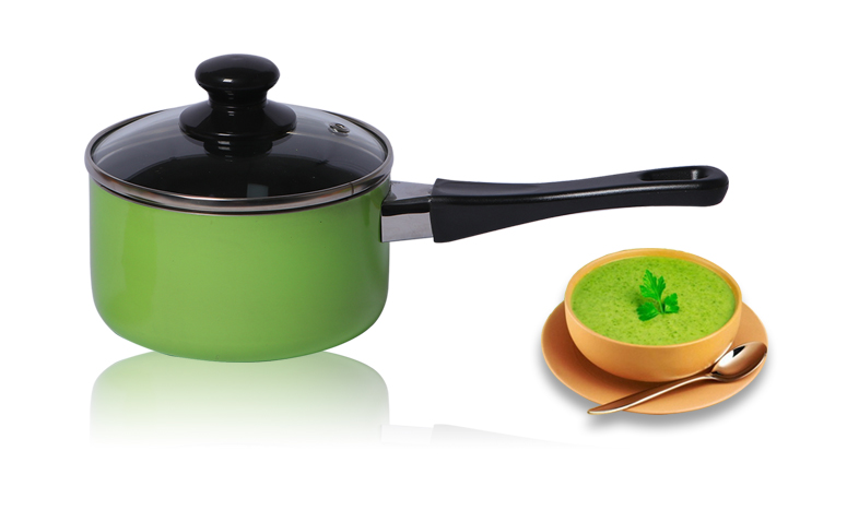 Quánh bột không dính Ramos màu xanh lá, đặt trên bếp gas, có nắp kính nhìn thấy bên trong